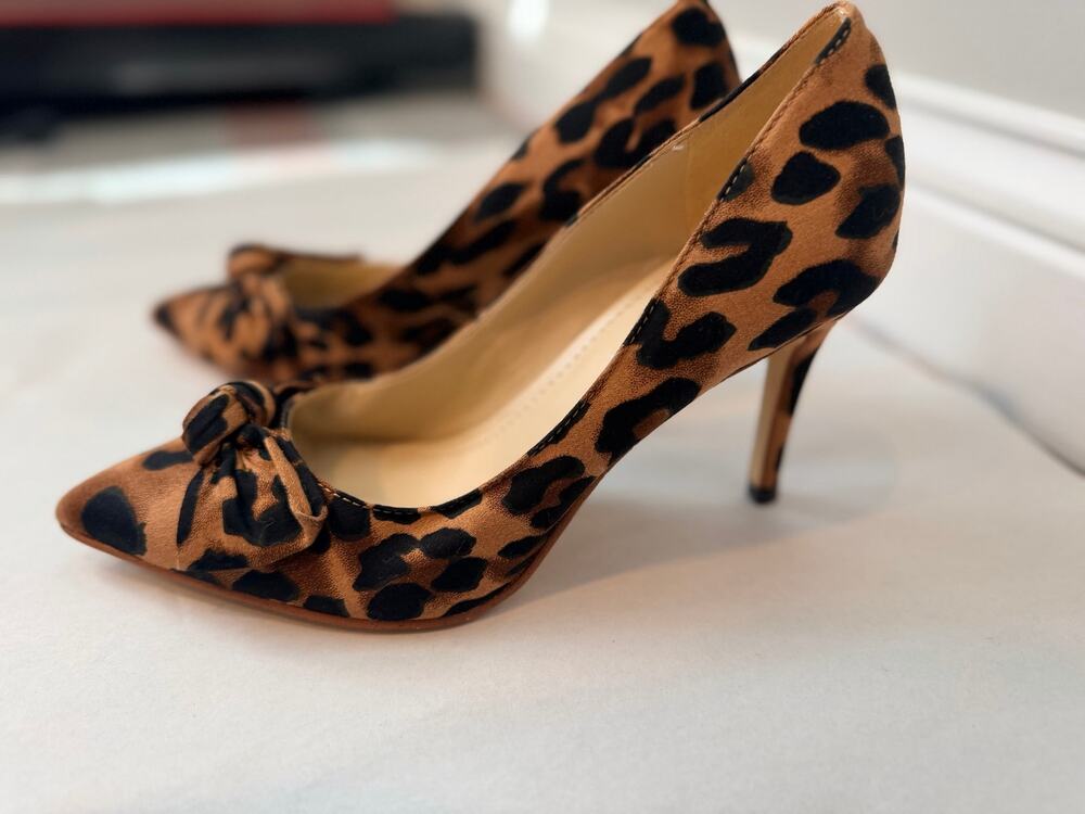 Marc Fisher Leopard Print Pointed Toe Bow Pump Heels Stilettos Size 7.5 - Picture 2 of 13